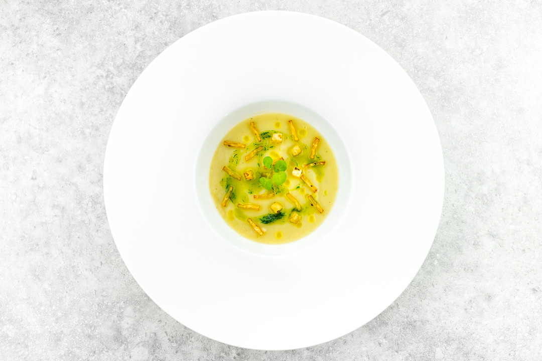 https://hungryformore.be/app/uploads/2024/12/Soep_knolselder_pasitnaak_peterseliecoulis.jpg