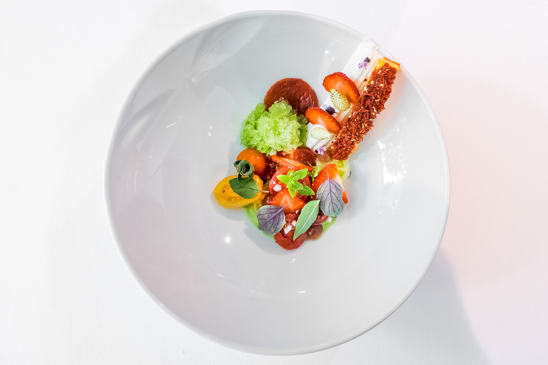 https://hungryformore.be/app/uploads/2024/12/boury-roeselare-tomato-with-goat-cheese-and-basil.jpg