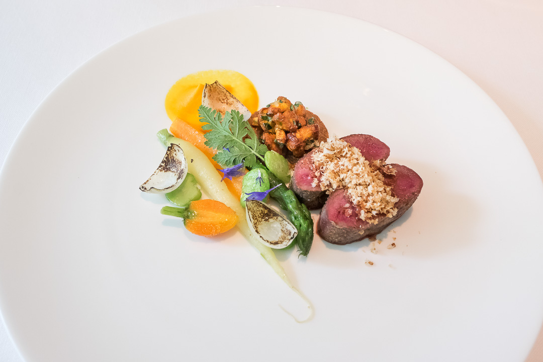 https://hungryformore.be/app/uploads/2024/12/boury-roeselare-venison-with-onion-and-nuts.jpg