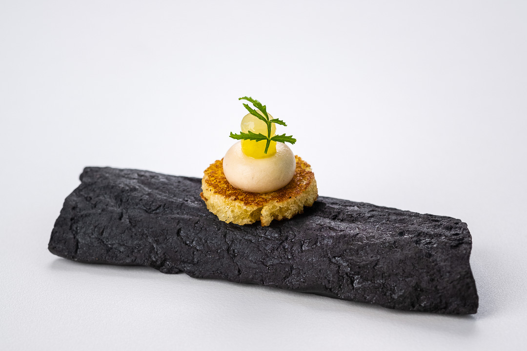 https://hungryformore.be/app/uploads/2024/12/de-jonkman-bruges-bite-on-a-black-stone.jpg
