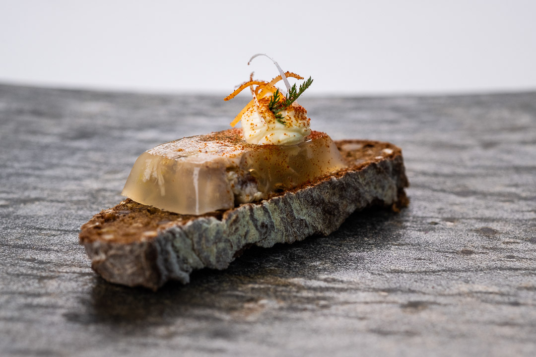 https://hungryformore.be/app/uploads/2024/12/de-jonkman-bruges-bite-on-a-stone-slab.jpg