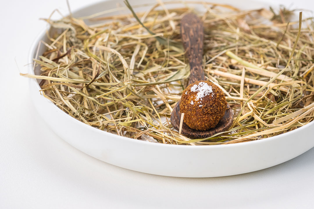 https://hungryformore.be/app/uploads/2024/12/de-jonkman-bruges-bite-served-on-hay.jpg