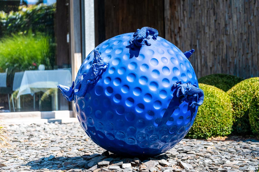 https://hungryformore.be/app/uploads/2024/12/de-jonkman-bruges-blue-sculpture-in-the-garden.jpg