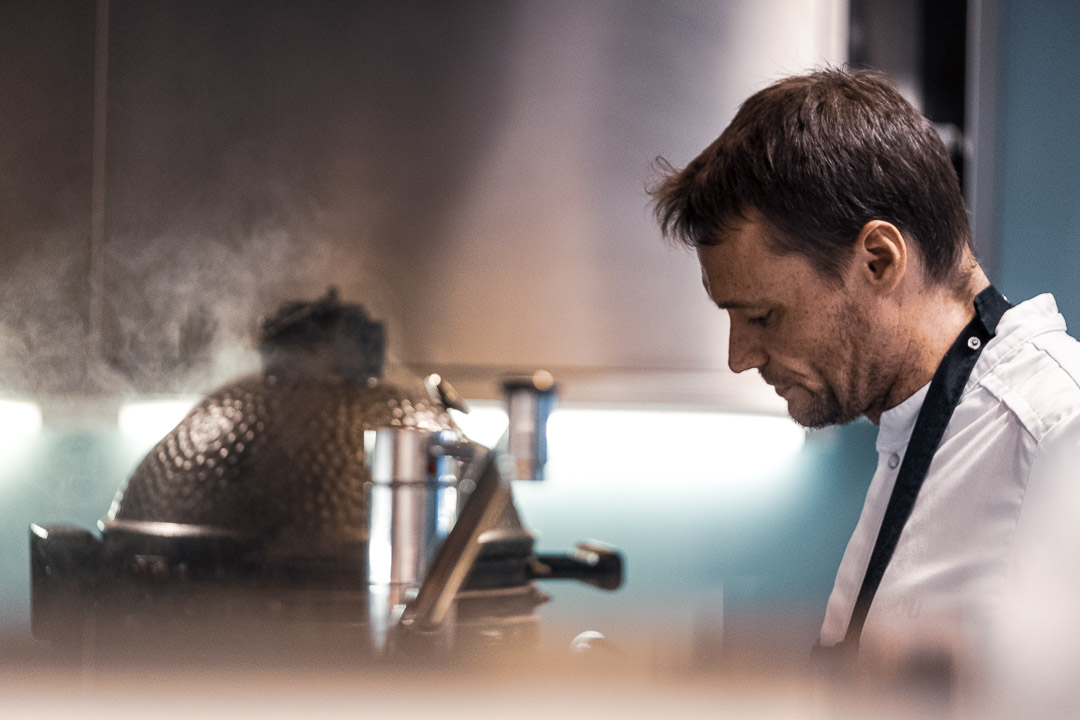 https://hungryformore.be/app/uploads/2024/12/de-jonkman-bruges-chef-at-work-in-the-kitchen.jpg