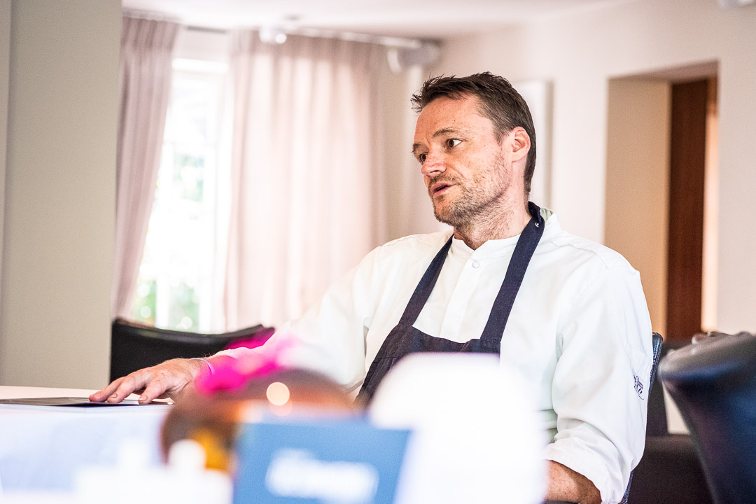 https://hungryformore.be/app/uploads/2024/12/de-jonkman-bruges-chef-in-the-dining-room.jpg