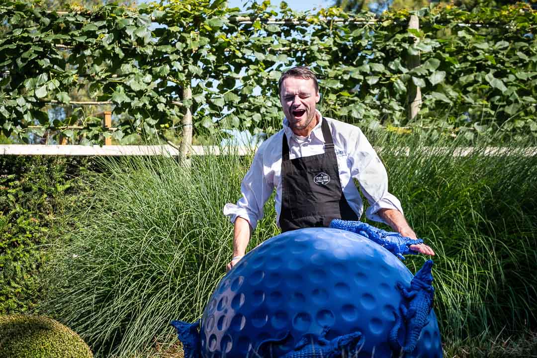 https://hungryformore.be/app/uploads/2024/12/de-jonkman-bruges-chef-in-the-garden-with-blue-sculpture.jpg