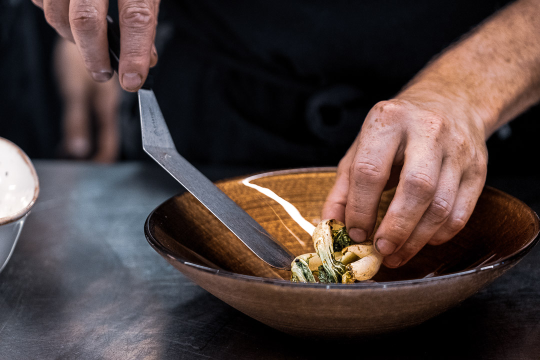 https://hungryformore.be/app/uploads/2024/12/de-jonkman-bruges-chef-plating-with-tweezers.jpg