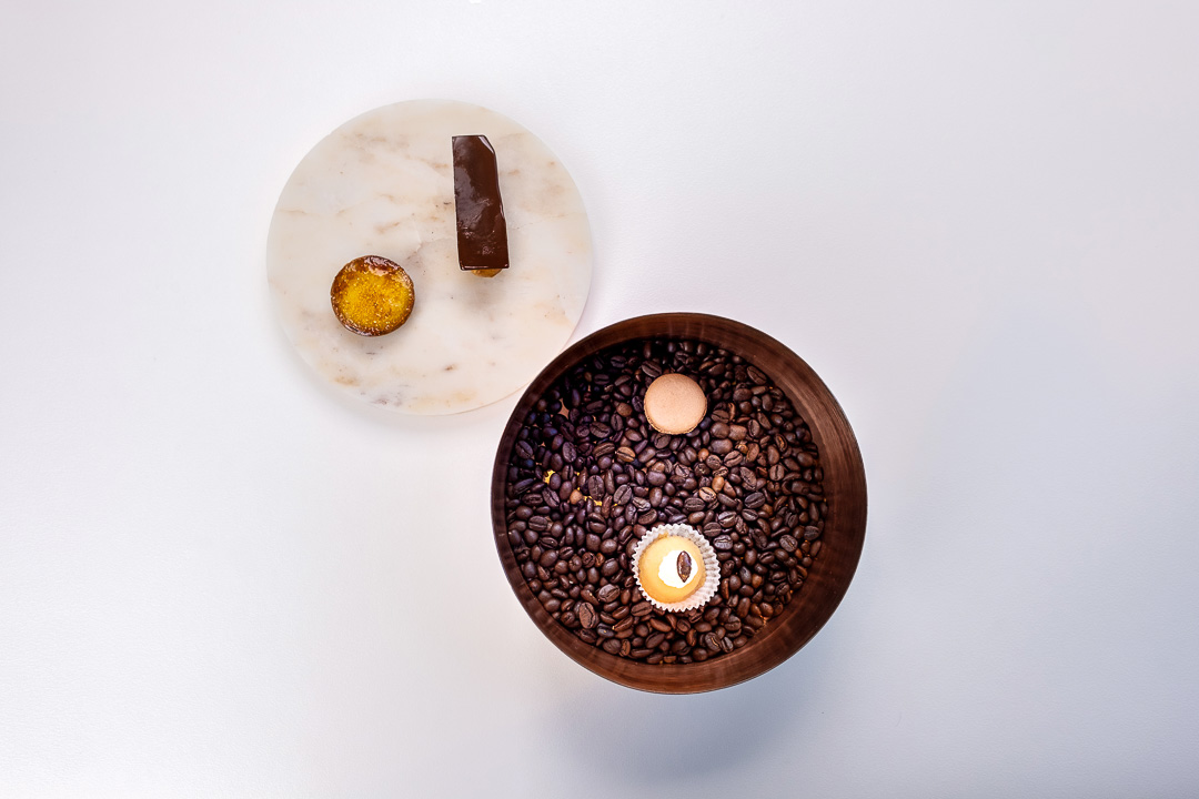 https://hungryformore.be/app/uploads/2024/12/de-jonkman-bruges-desserts-seen-from-above.jpg