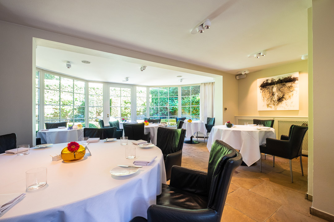 https://hungryformore.be/app/uploads/2024/12/de-jonkman-bruges-dining-room-with-round-tables.jpg