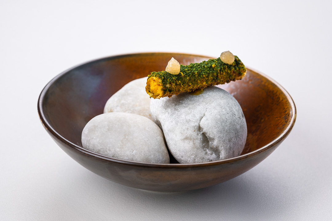 https://hungryformore.be/app/uploads/2024/12/de-jonkman-bruges-dish-in-a-brown-bowl.jpg