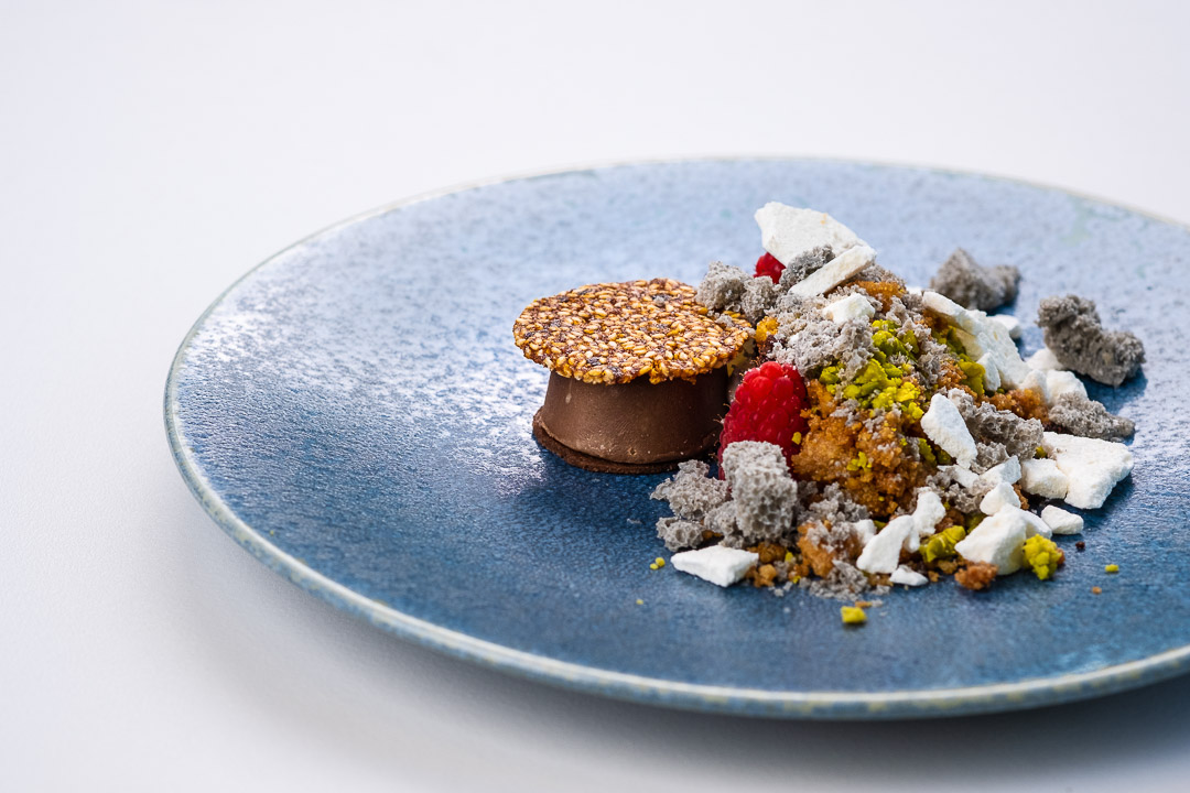 https://hungryformore.be/app/uploads/2024/12/de-jonkman-bruges-dish-on-a-blue-plate.jpg