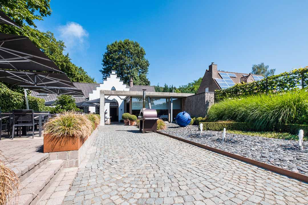 https://hungryformore.be/app/uploads/2024/12/de-jonkman-bruges-exterior-with-terrace-and-garden.jpg