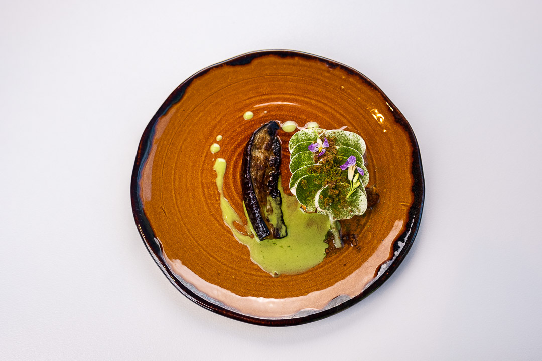 https://hungryformore.be/app/uploads/2024/12/de-jonkman-bruges-fish-dish-on-an-orange-plate.jpg