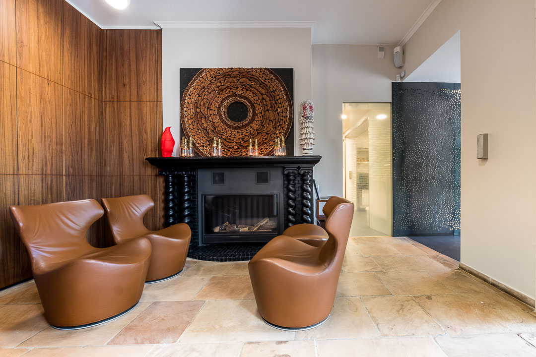 https://hungryformore.be/app/uploads/2024/12/de-jonkman-bruges-lounge-with-fireplace-and-leather-armchairs.jpg