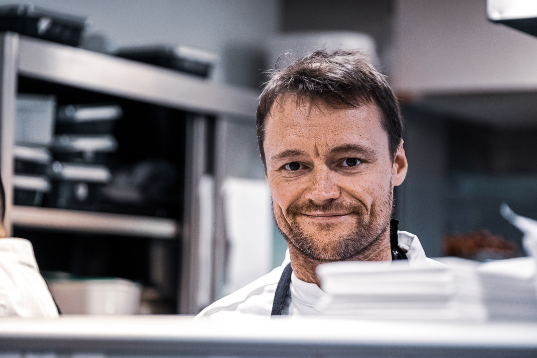 https://hungryformore.be/app/uploads/2024/12/de-jonkman-bruges-portrait-of-the-chef-in-the-kitchen.jpg