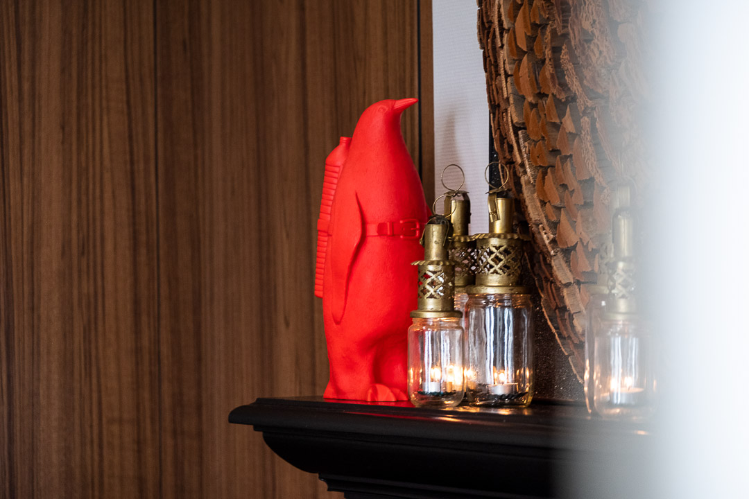 https://hungryformore.be/app/uploads/2024/12/de-jonkman-bruges-red-sculpture-in-the-interior.jpg