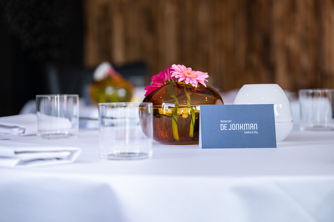 https://hungryformore.be/app/uploads/2024/12/de-jonkman-bruges-set-table-with-flowers.jpg