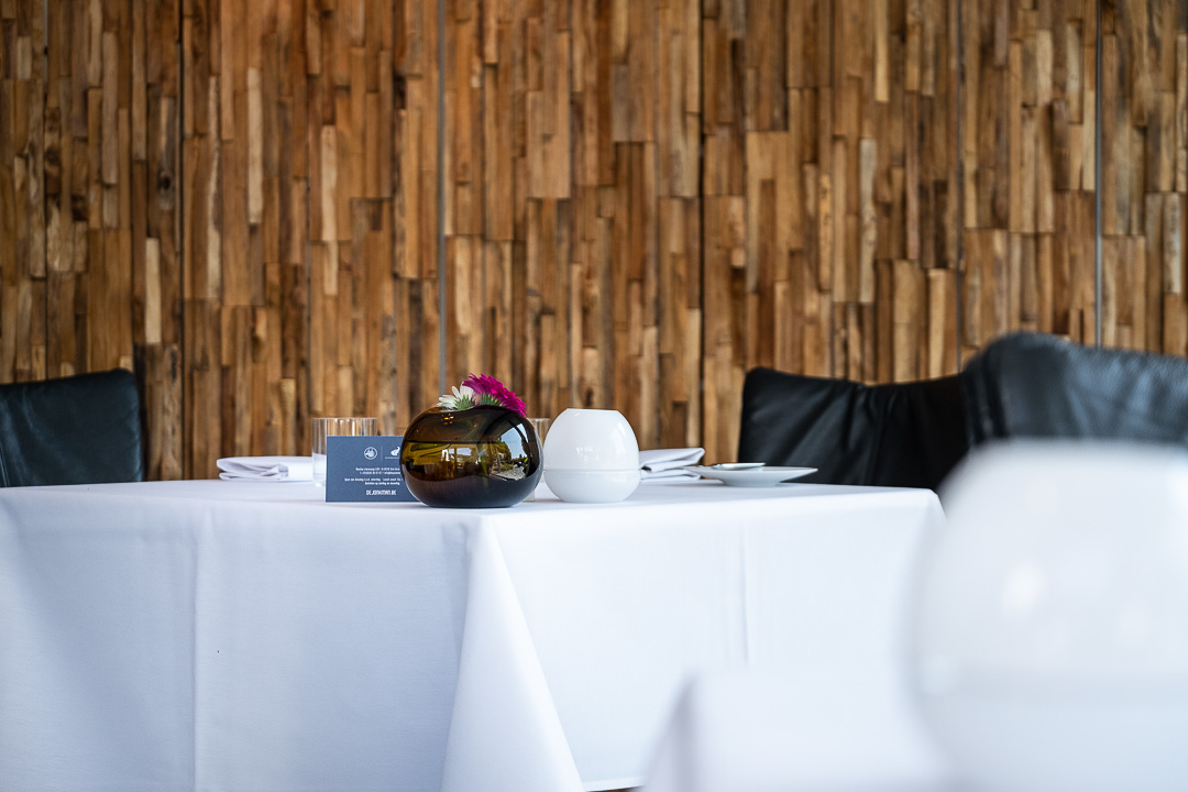 https://hungryformore.be/app/uploads/2024/12/de-jonkman-bruges-set-table-with-wooden-wall.jpg