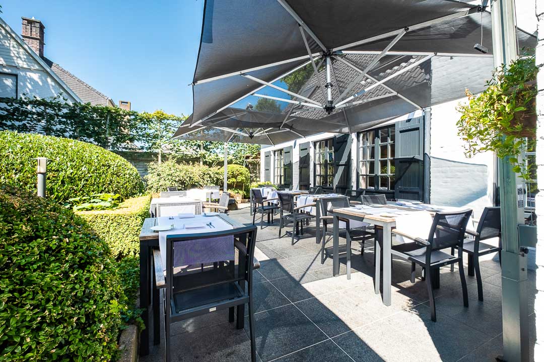 https://hungryformore.be/app/uploads/2024/12/de-jonkman-bruges-terrace-with-parasols.jpg