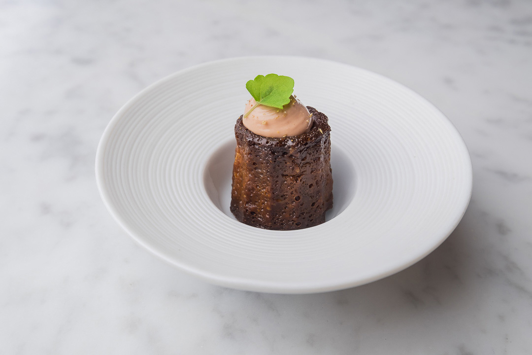 https://hungryformore.be/app/uploads/2024/12/fg-food-labs-rotterdam-canele-foie.jpg