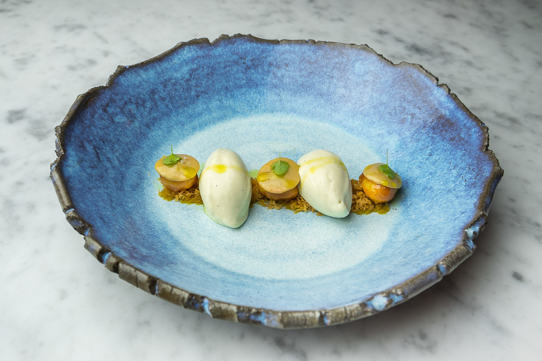 https://hungryformore.be/app/uploads/2024/12/fg-food-labs-rotterdam-dessert-macadamia-foie-vanilla-olive-oil.jpg