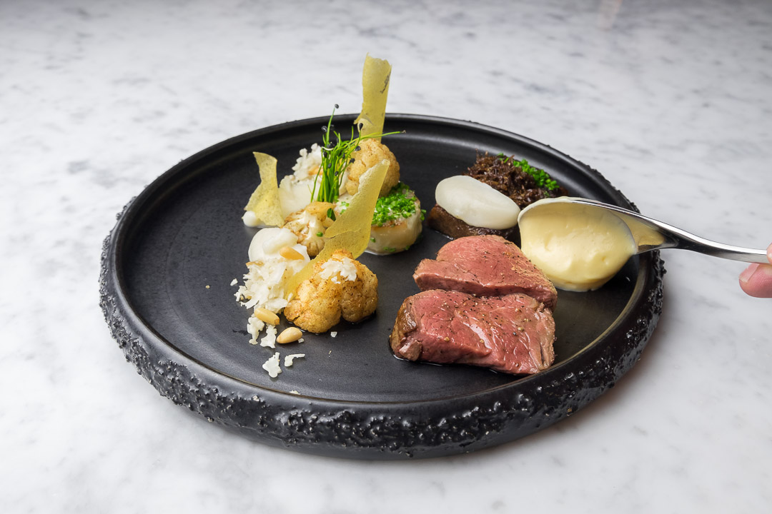 https://hungryformore.be/app/uploads/2024/12/fg-food-labs-rotterdam-mrij-beef-cauliflower-jerusalem-artichoke-hollandaise.jpg