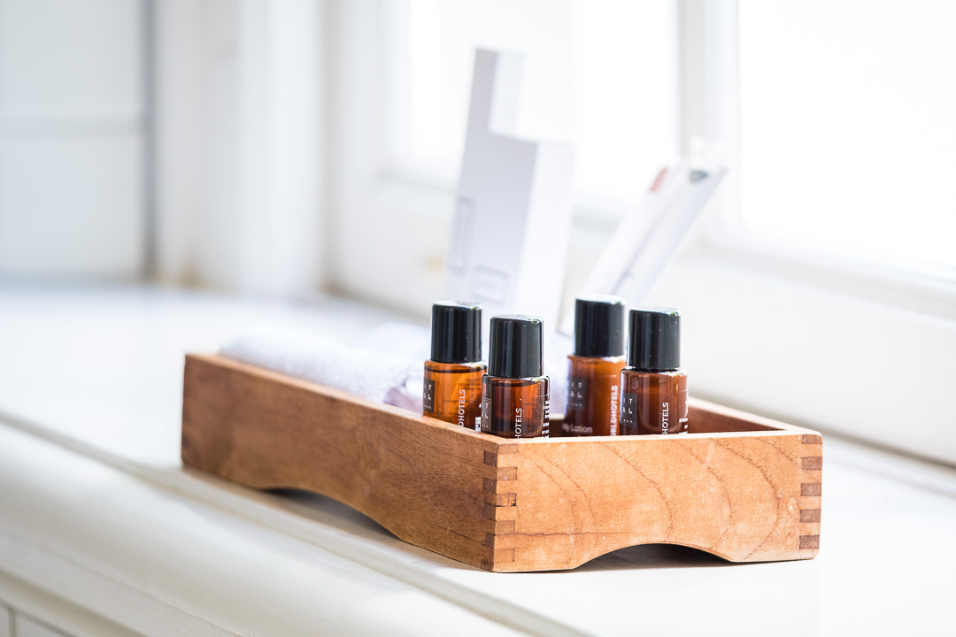 https://hungryformore.be/app/uploads/2024/12/grand-hotel-karel-v-utrecht-bath-amenities-on-a-wooden-tray.jpg