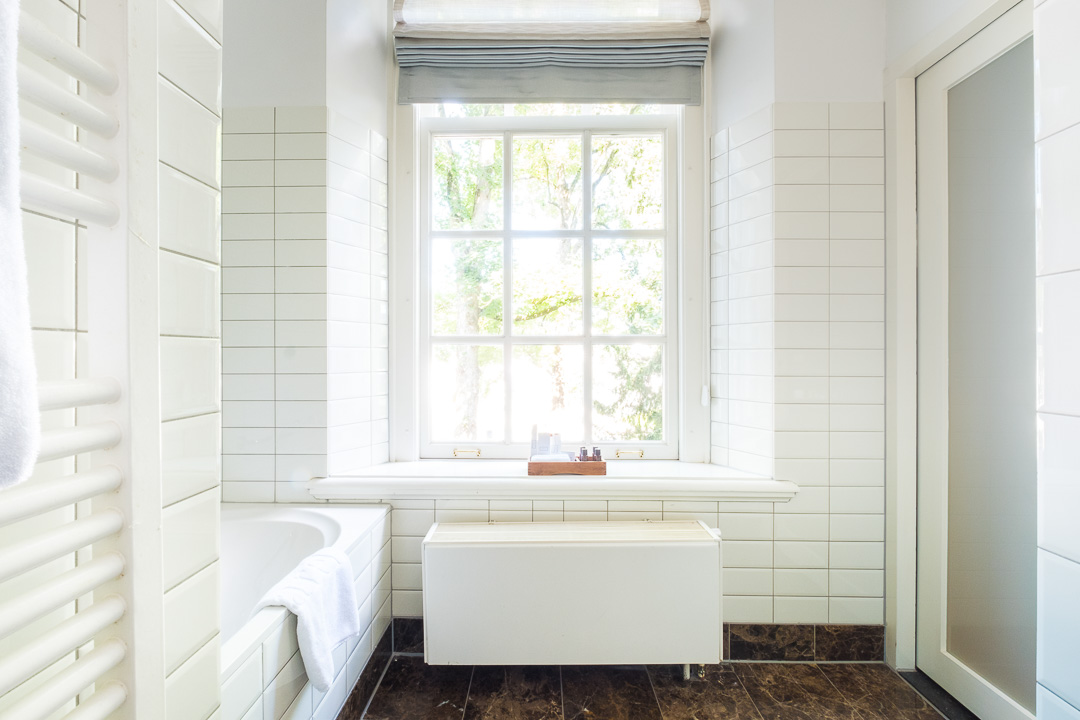 https://hungryformore.be/app/uploads/2024/12/grand-hotel-karel-v-utrecht-bathroom-with-bathtub-by-the-window.jpg