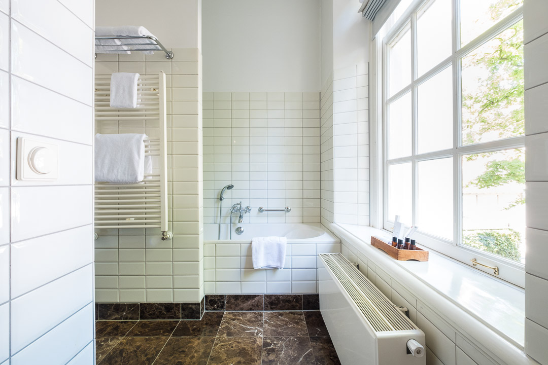 https://hungryformore.be/app/uploads/2024/12/grand-hotel-karel-v-utrecht-bathroom-with-window.jpg