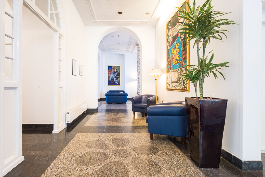 https://hungryformore.be/app/uploads/2024/12/grand-hotel-karel-v-utrecht-corridor-with-blue-seating-and-plant.jpg