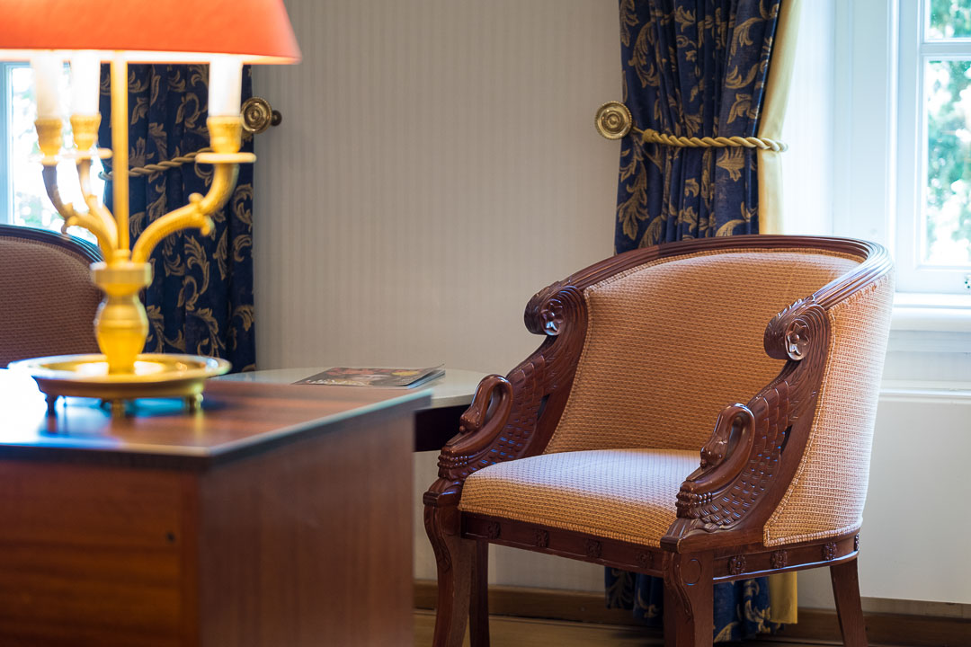 https://hungryformore.be/app/uploads/2024/12/grand-hotel-karel-v-utrecht-desk-with-lamp-and-armchair.jpg
