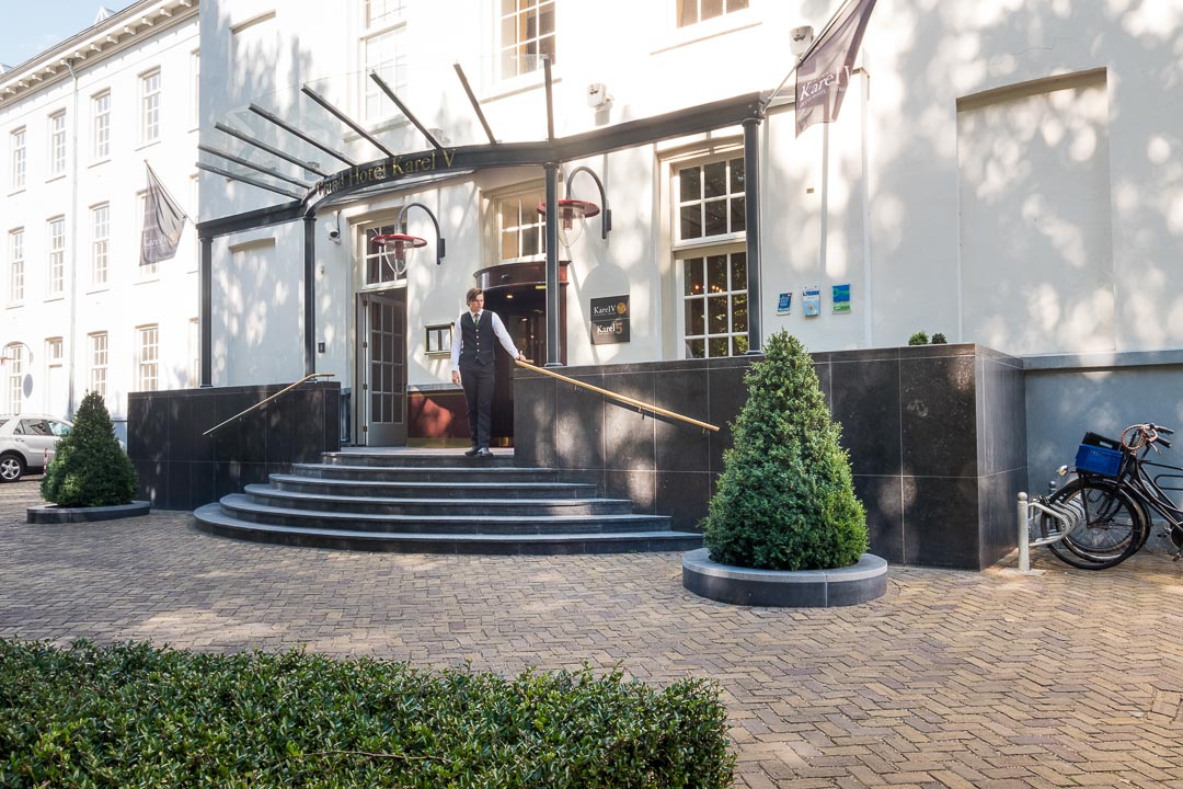 https://hungryformore.be/app/uploads/2024/12/grand-hotel-karel-v-utrecht-entrance.jpg