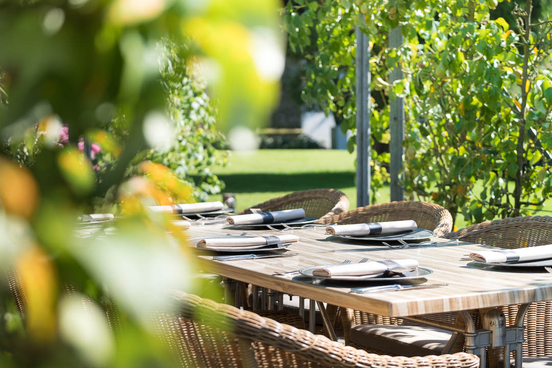 https://hungryformore.be/app/uploads/2024/12/grand-hotel-karel-v-utrecht-garden-terrace-table.jpg