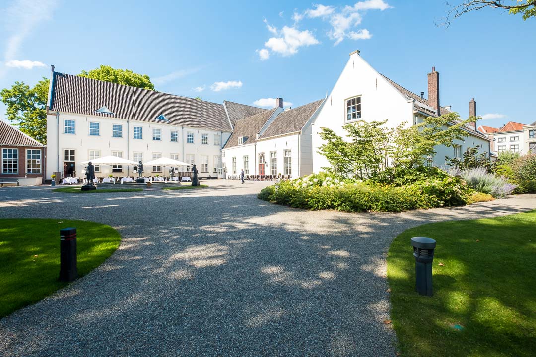 https://hungryformore.be/app/uploads/2024/12/grand-hotel-karel-v-utrecht-hotel-exterior-with-courtyard.jpg