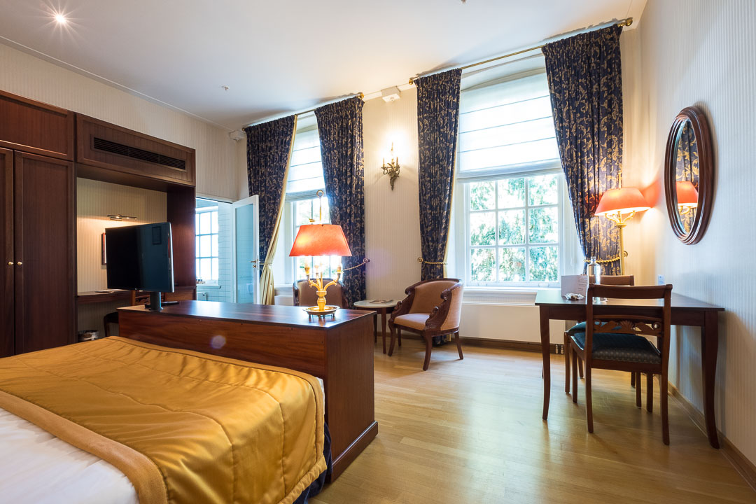 https://hungryformore.be/app/uploads/2024/12/grand-hotel-karel-v-utrecht-hotel-room-with-bed-and-desk-2.jpg