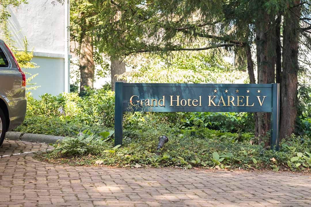 https://hungryformore.be/app/uploads/2024/12/grand-hotel-karel-v-utrecht-hotel-sign-in-the-garden.jpg
