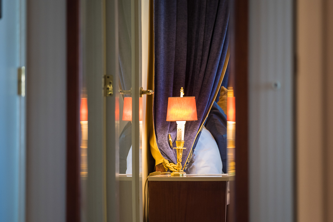 https://hungryformore.be/app/uploads/2024/12/grand-hotel-karel-v-utrecht-lamp-detail-seen-through-the-door.jpg