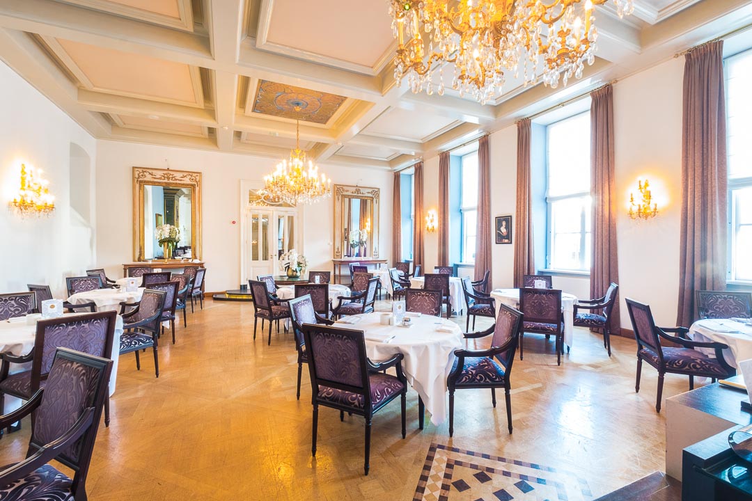 https://hungryformore.be/app/uploads/2024/12/grand-hotel-karel-v-utrecht-restaurant-dining-room-with-chandeliers.jpg