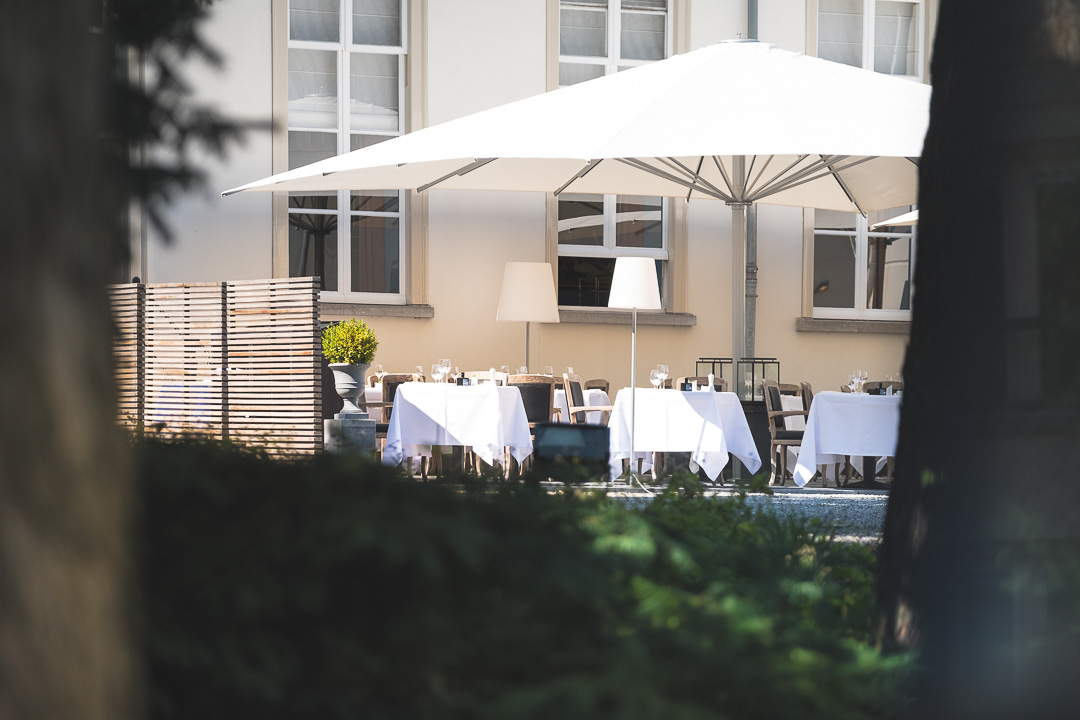 https://hungryformore.be/app/uploads/2024/12/grand-hotel-karel-v-utrecht-terrace-with-parasol.jpg