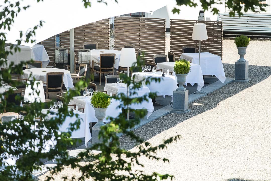 https://hungryformore.be/app/uploads/2024/12/grand-hotel-karel-v-utrecht-terrace-with-white-tables.jpg