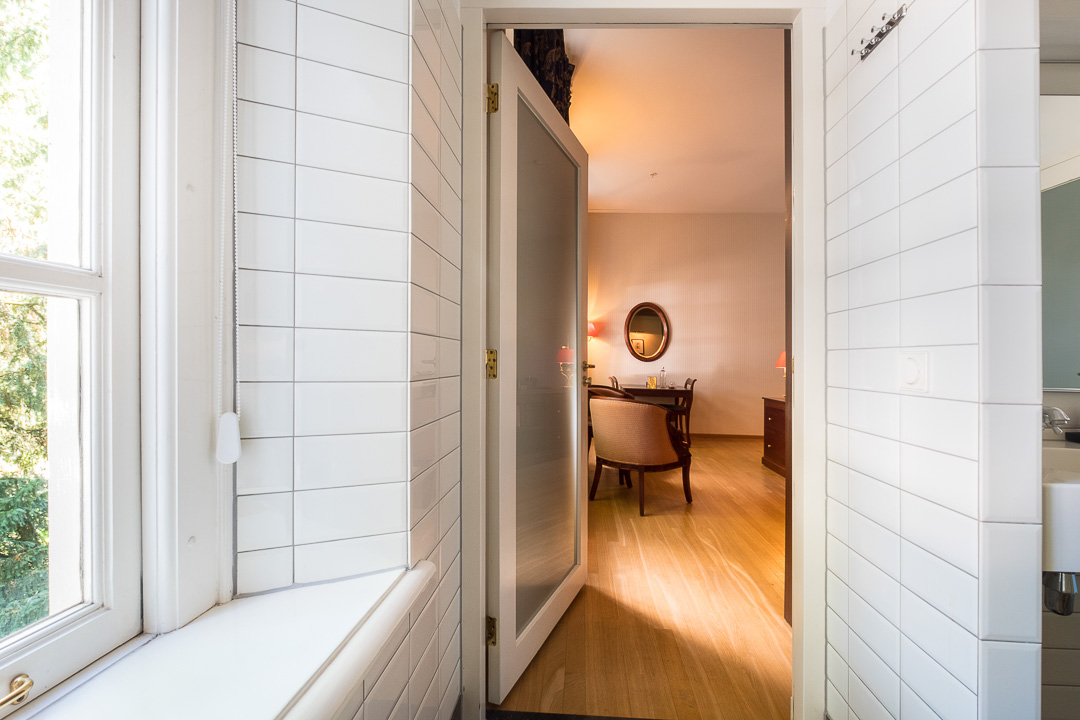https://hungryformore.be/app/uploads/2024/12/grand-hotel-karel-v-utrecht-view-from-the-bathroom-into-the-room.jpg