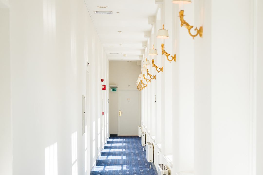 https://hungryformore.be/app/uploads/2024/12/grand-hotel-karel-v-utrecht-white-corridor.jpg
