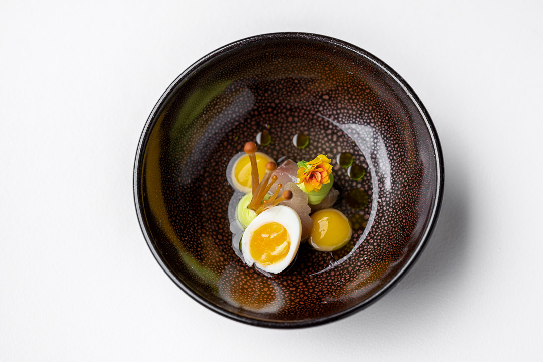 https://hungryformore.be/app/uploads/2024/12/kommilfoo-antwerp-amuse-egg-top-shot.jpg