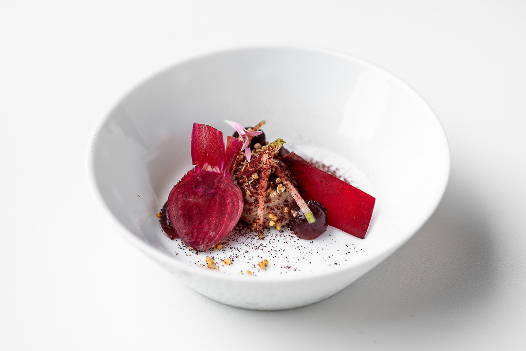 https://hungryformore.be/app/uploads/2024/12/kommilfoo-antwerp-beetroot-dish.jpg