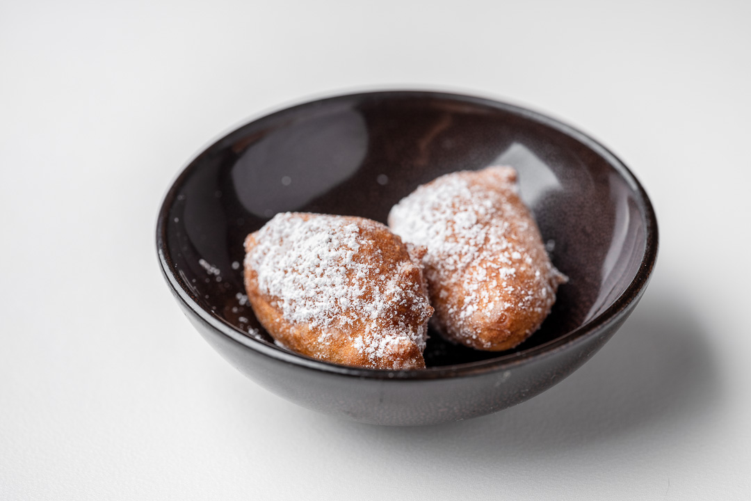 https://hungryformore.be/app/uploads/2024/12/kommilfoo-antwerp-beignet-mignardises.jpg