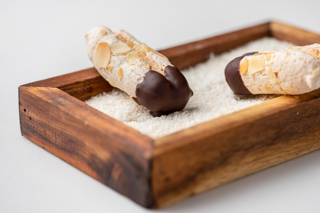 https://hungryformore.be/app/uploads/2024/12/kommilfoo-antwerp-bokkenpootjes-mignardises.jpg