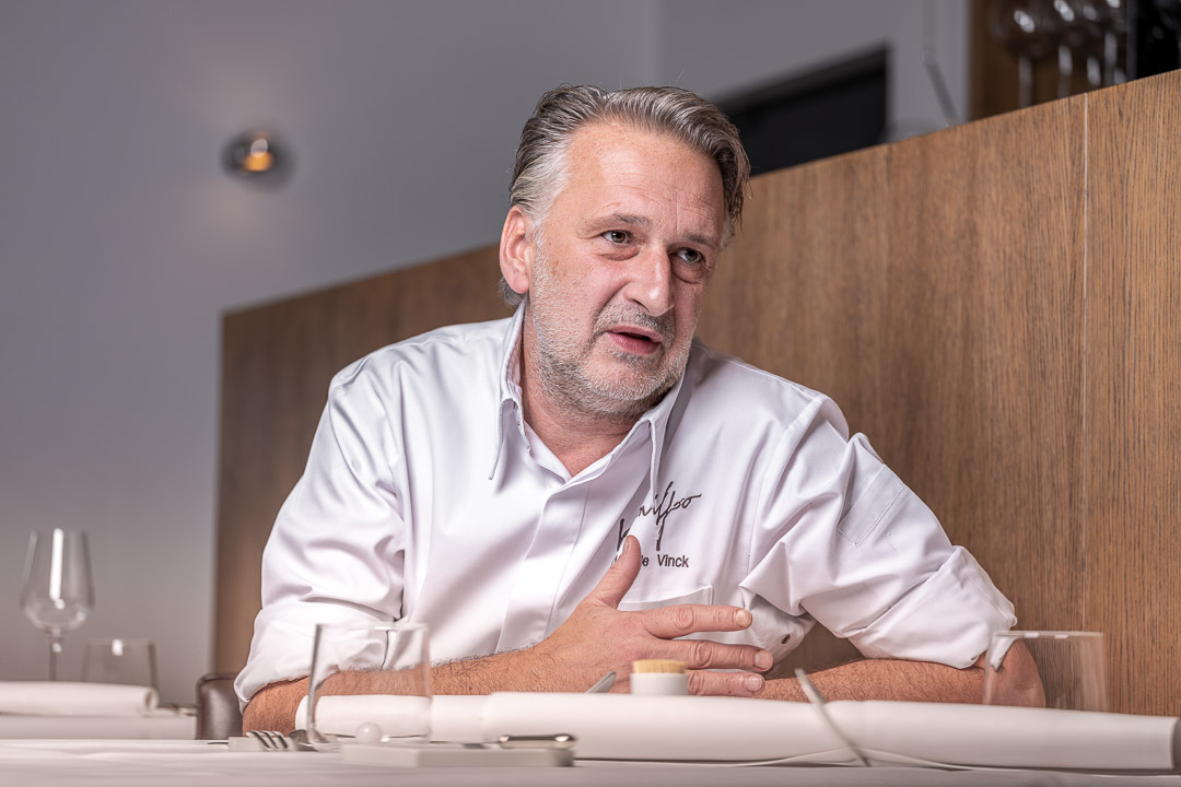 https://hungryformore.be/app/uploads/2024/12/kommilfoo-antwerp-chef-during-an-interview.jpg