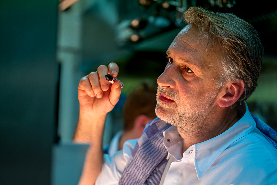 https://hungryformore.be/app/uploads/2024/12/kommilfoo-antwerp-chef-in-conversation-in-the-kitchen.jpg