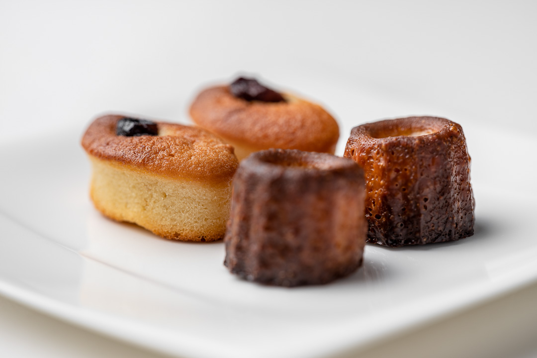https://hungryformore.be/app/uploads/2024/12/kommilfoo-antwerp-friands-and-caneles-mignardises.jpg