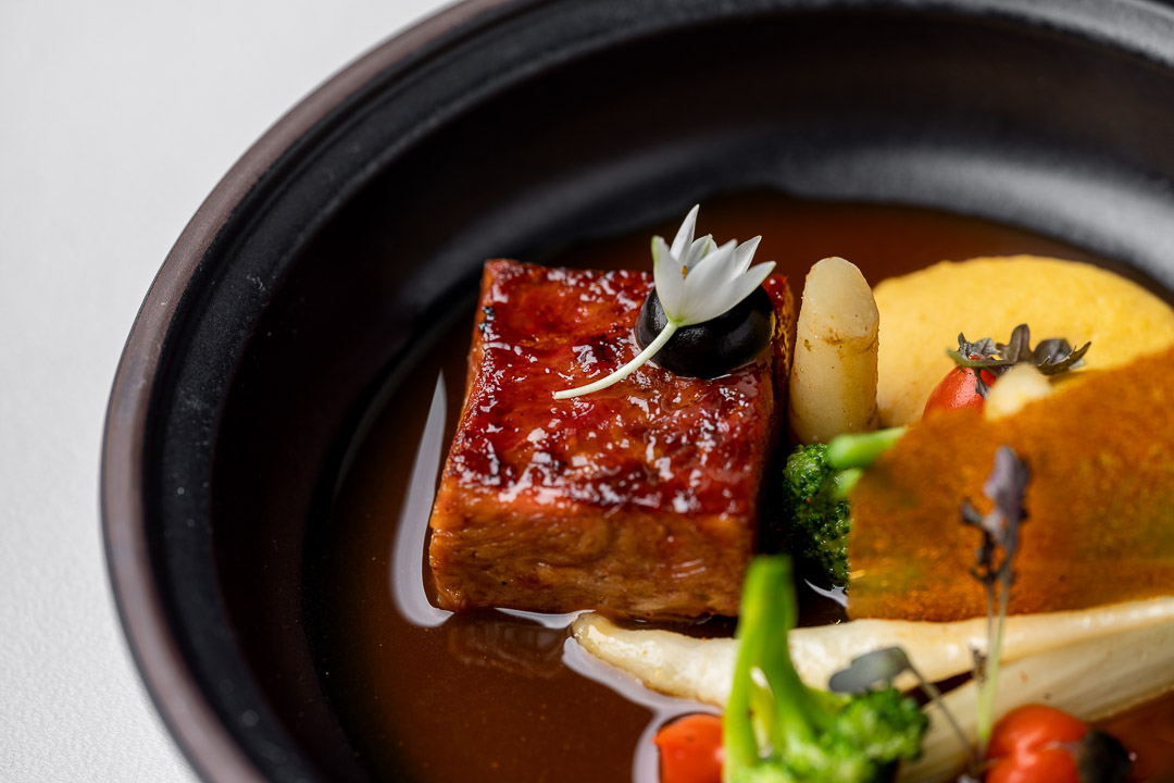 https://hungryformore.be/app/uploads/2024/12/kommilfoo-antwerp-goat-dish-side-view.jpg
